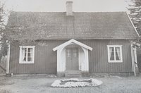 Foto: tillhör syskonen Elf, taget runt 1960, inte mycket har förändrats på bostadshuset